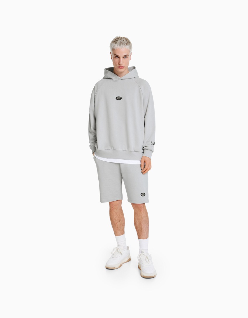 Moletom BERSHKA com participação de BIZARRAP com detalhes