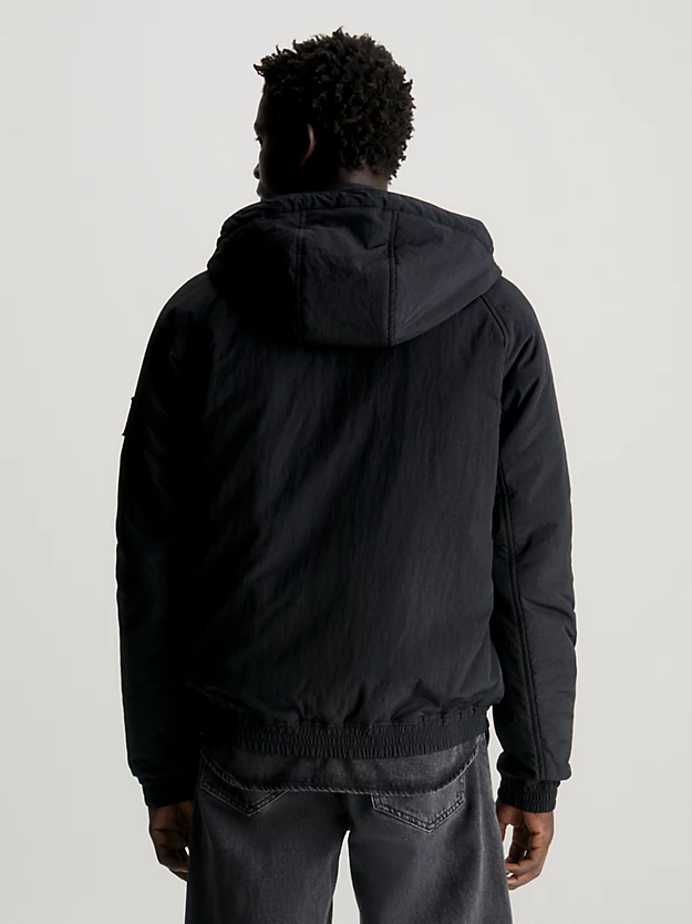 Jaqueta acolchoada de nylon com capuz.
