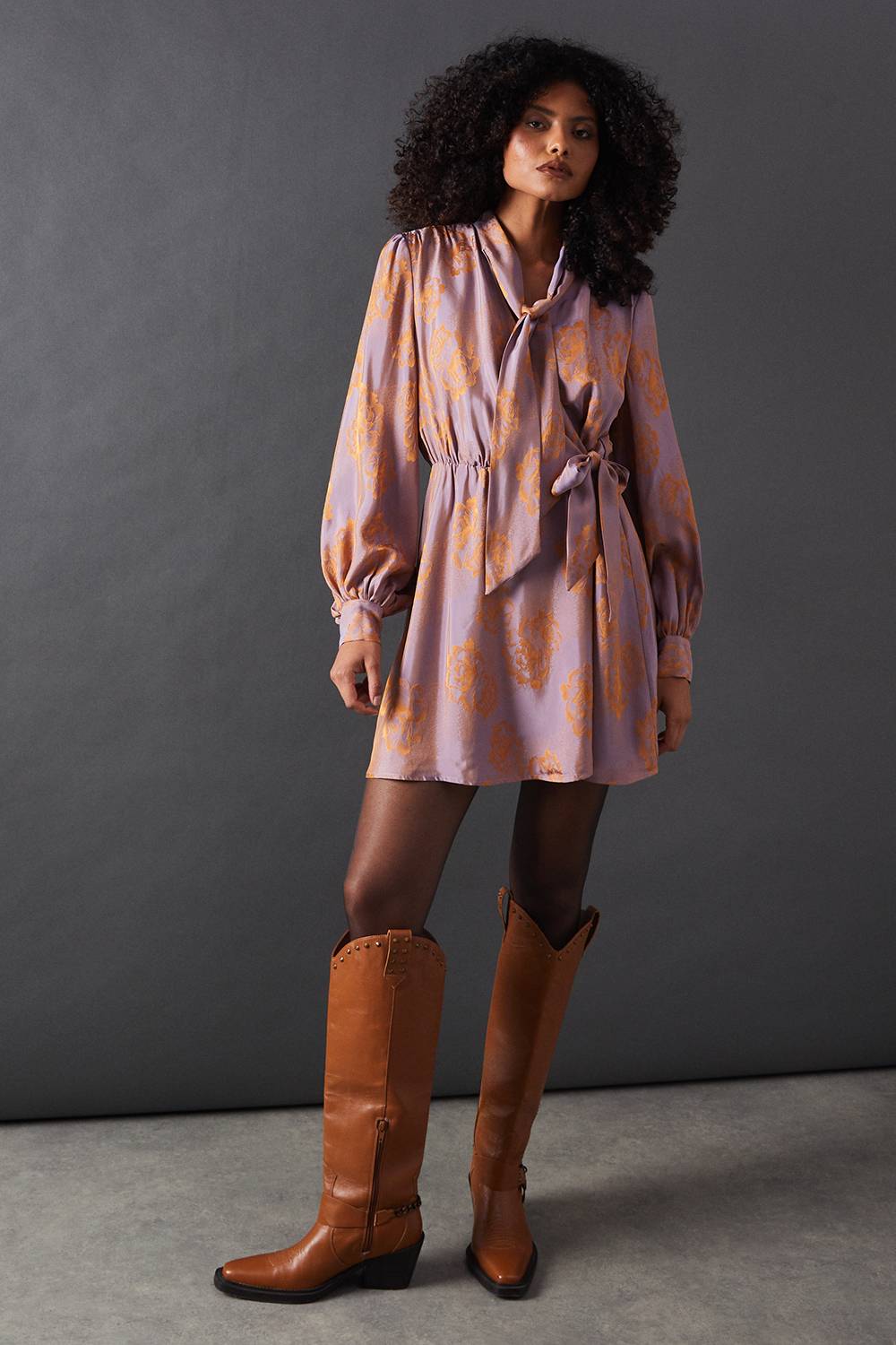 Warehouse Robe Mini Évasée en Satin à Motif Jacquard Rose avec Col Noué