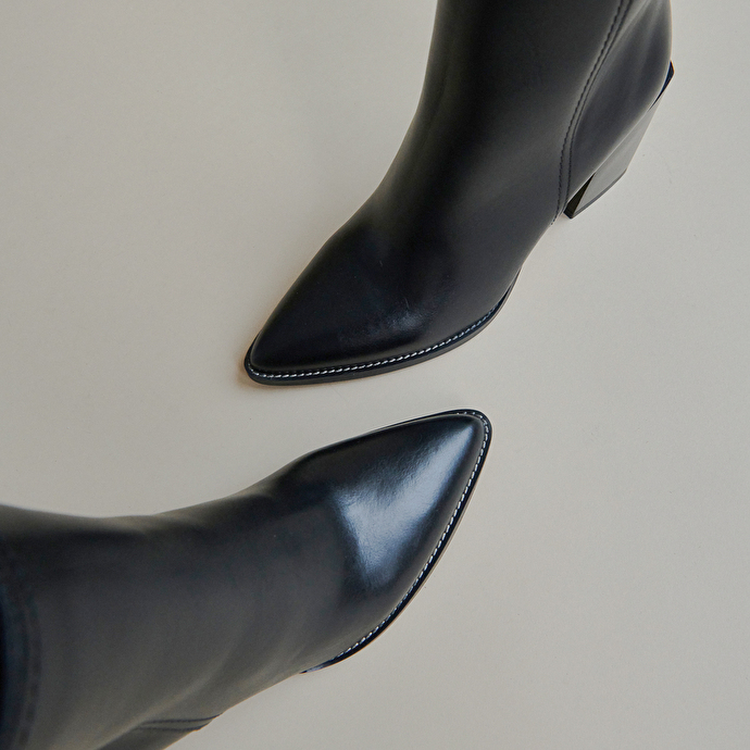Boots pointues à talons  en cuir noir