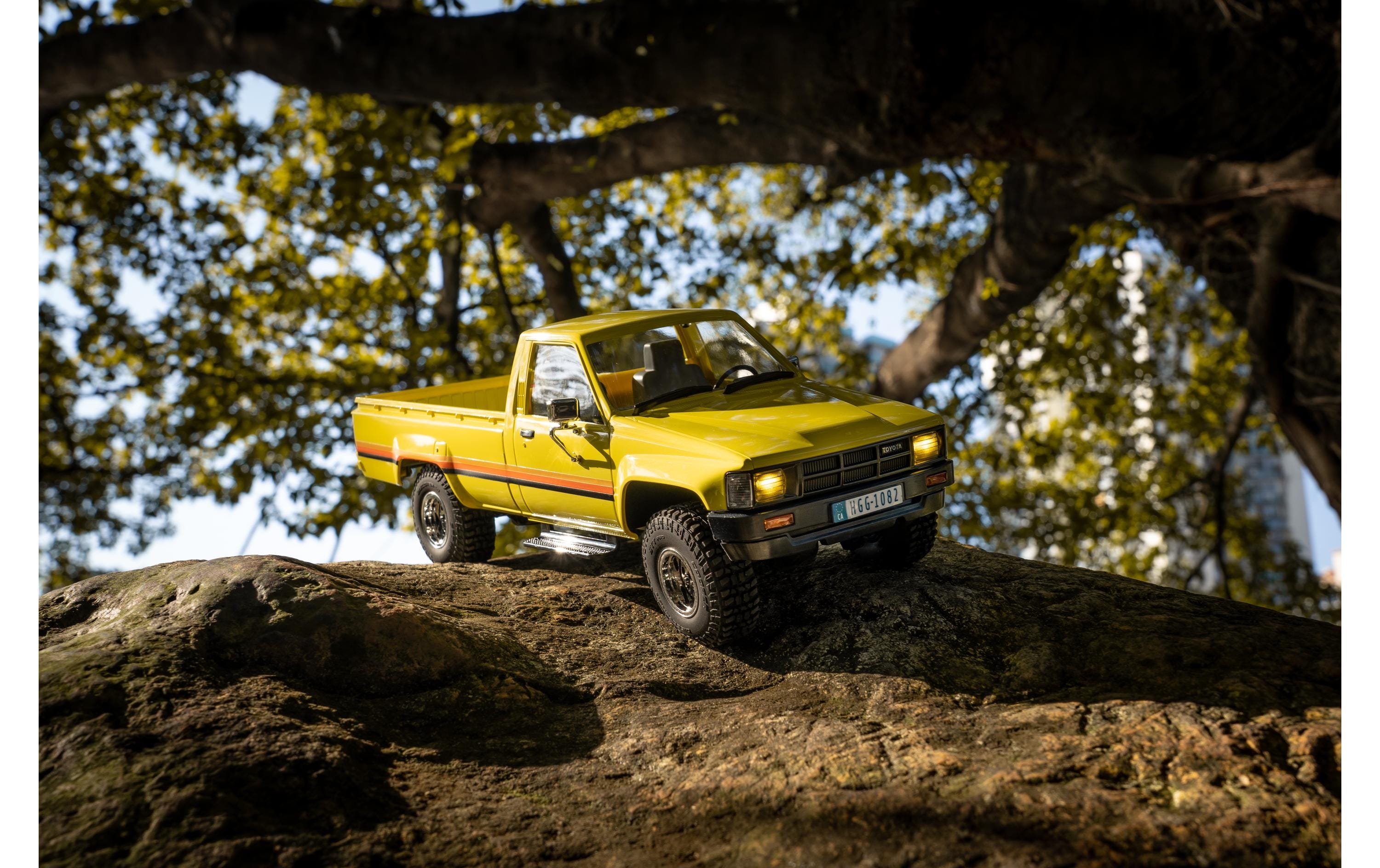 Scale Crawler Toyota Hilux 1983, 4WD RTR, 1:18<br>Detailgetreuer RC Pickup im Massstab 1:18