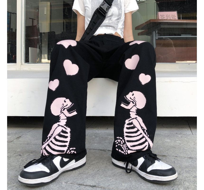 Rosesand - Wijde joggingbroek met hoge taille en losvallende hart- en schedelprint