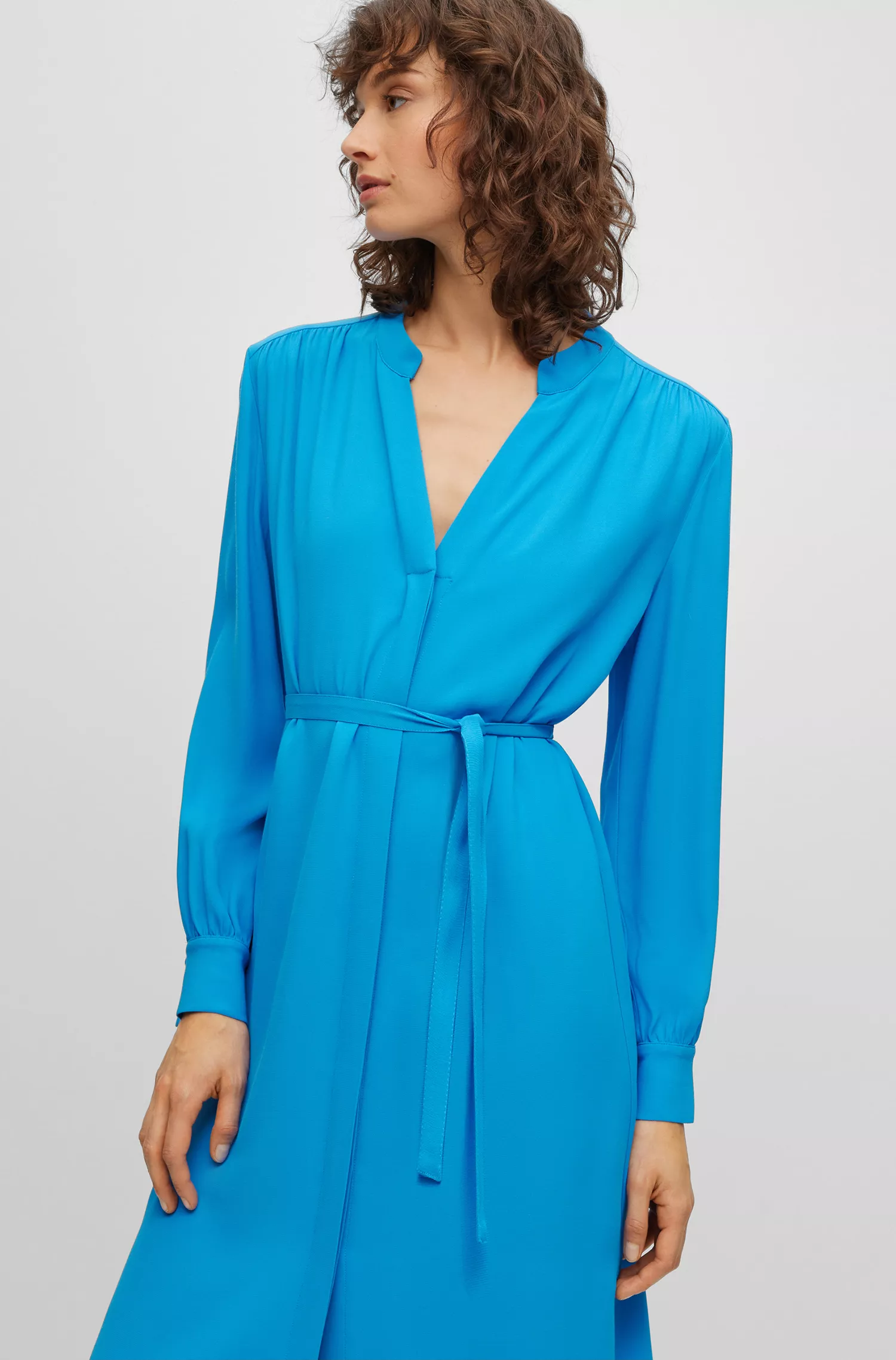 Vestido BOSS com cinto preto, decote em V sem gola e punhos com botões.