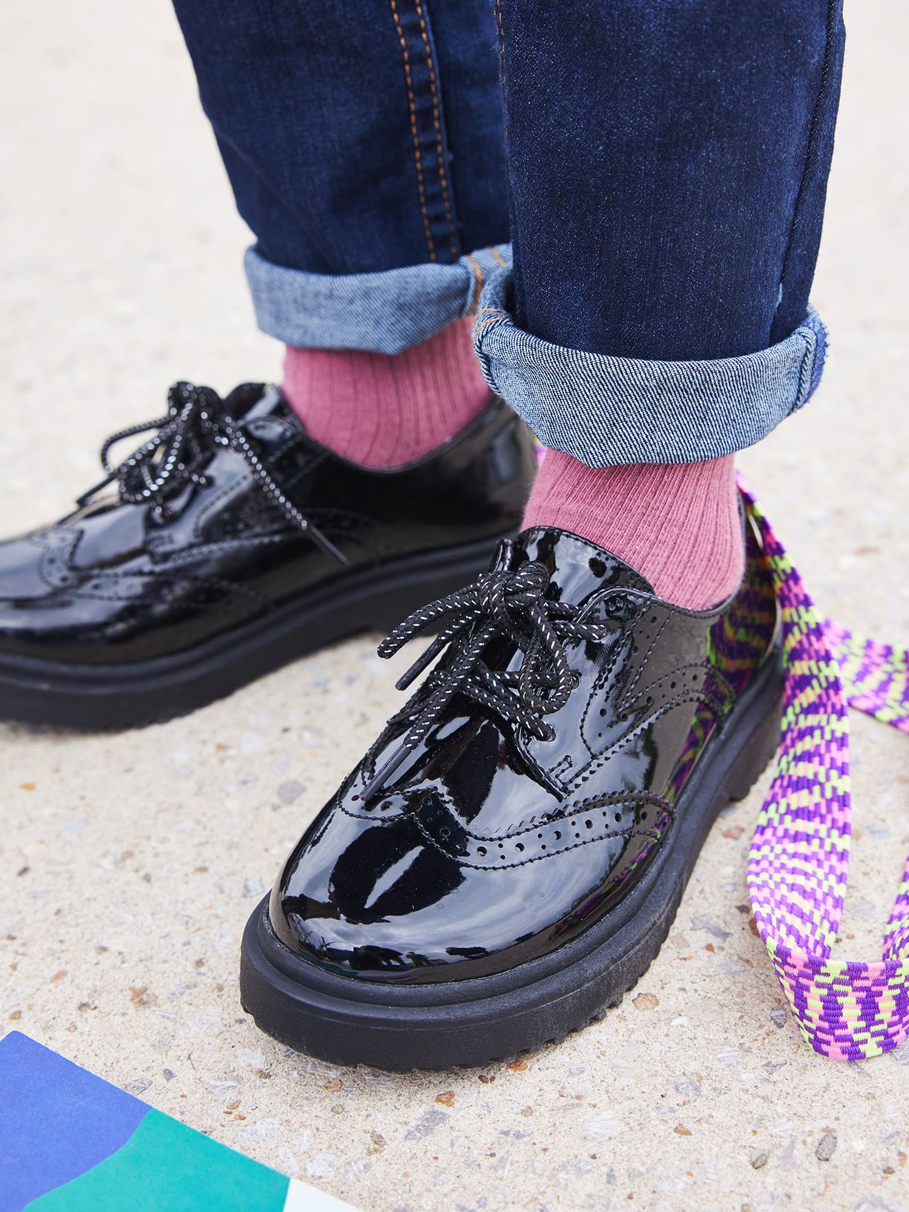 Sapatos derby infantis em verniz preto com sola entalhada.