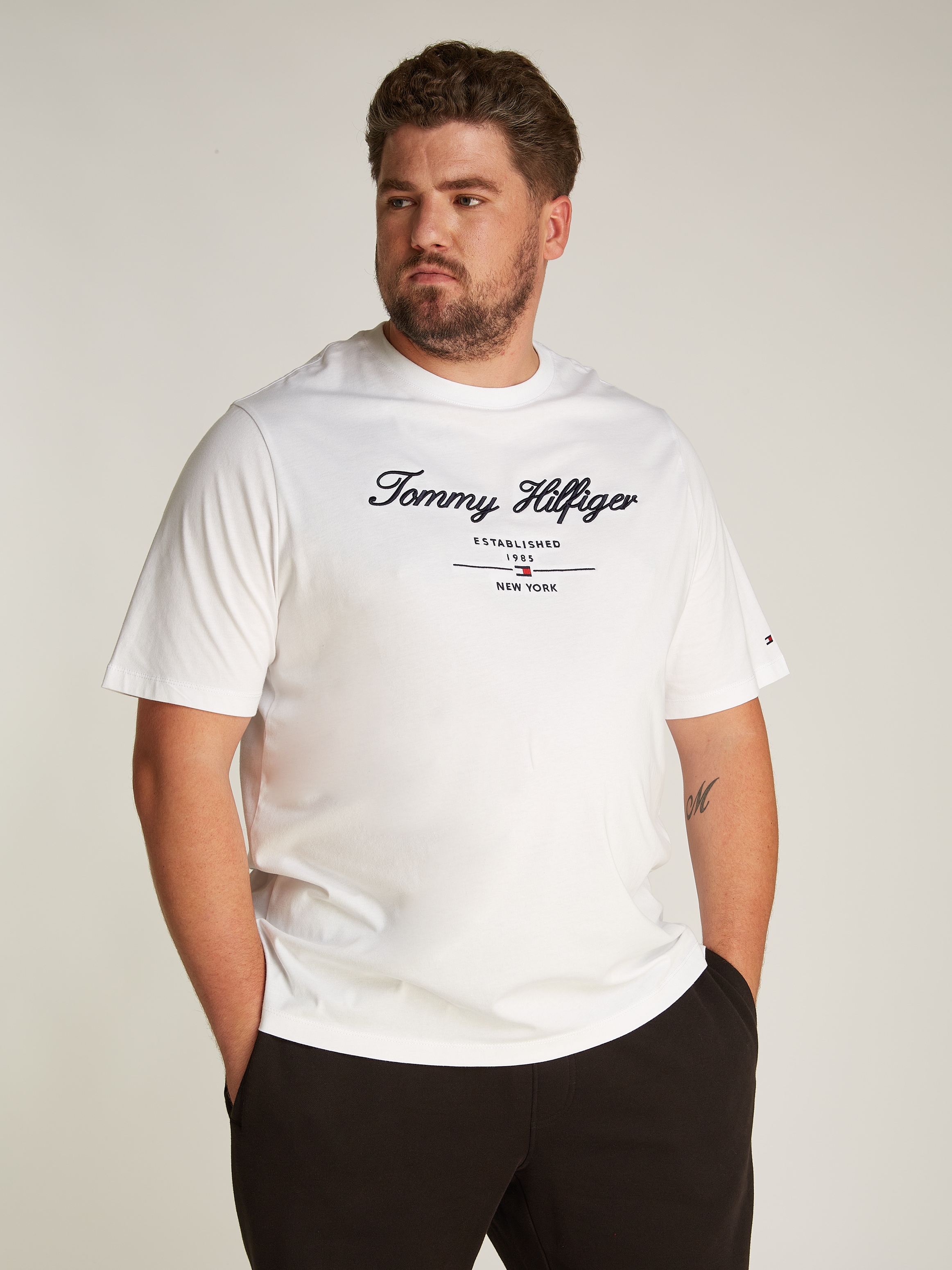 Tommy Hilfiger Big & Tall Rundhalsshirt »BT-SCRIPT LOGO TEE-B«, in Grossen Grössen, Logostickerei