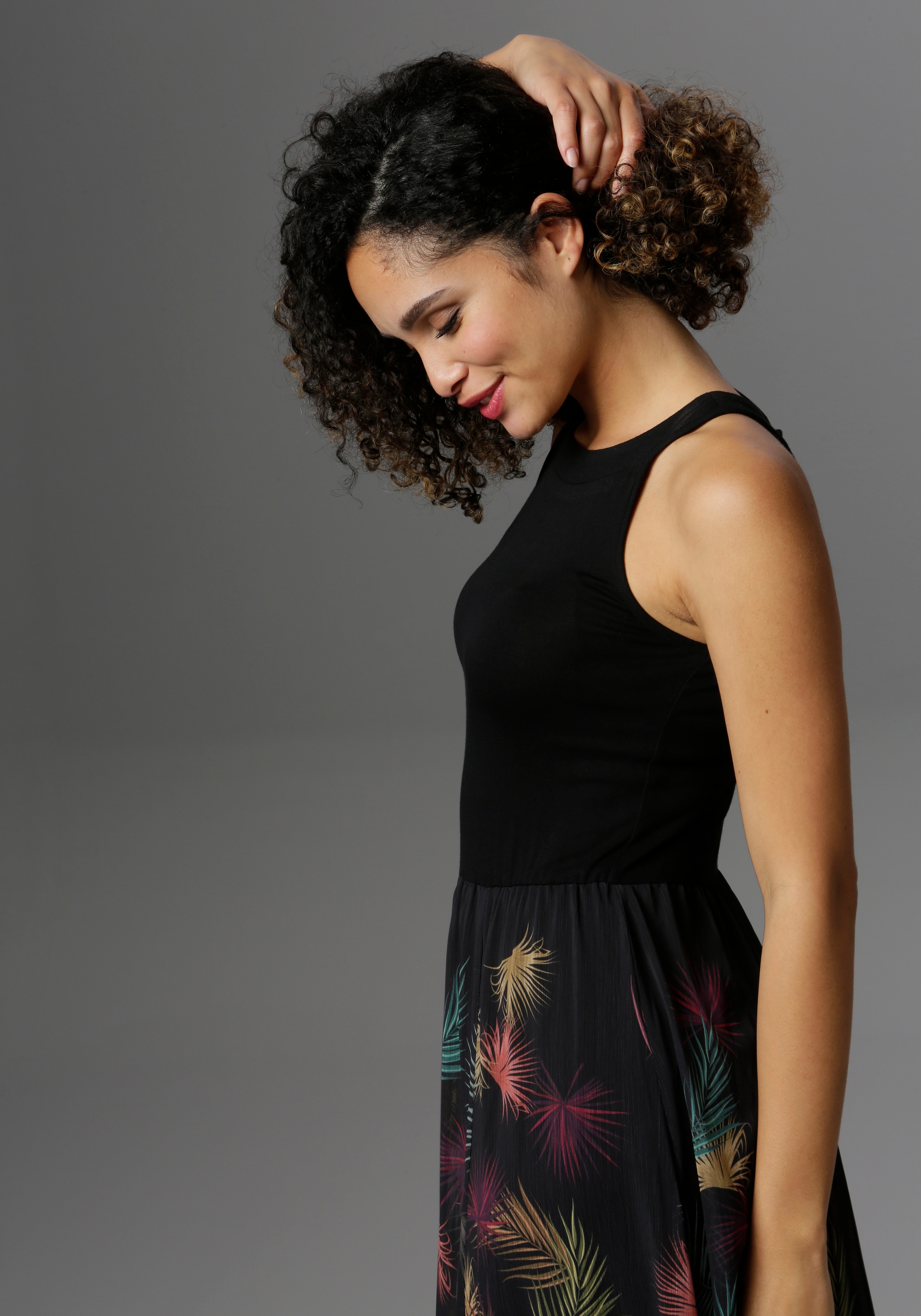Aniston SELECTED Sommerkleid mit buntem Blätterdruck