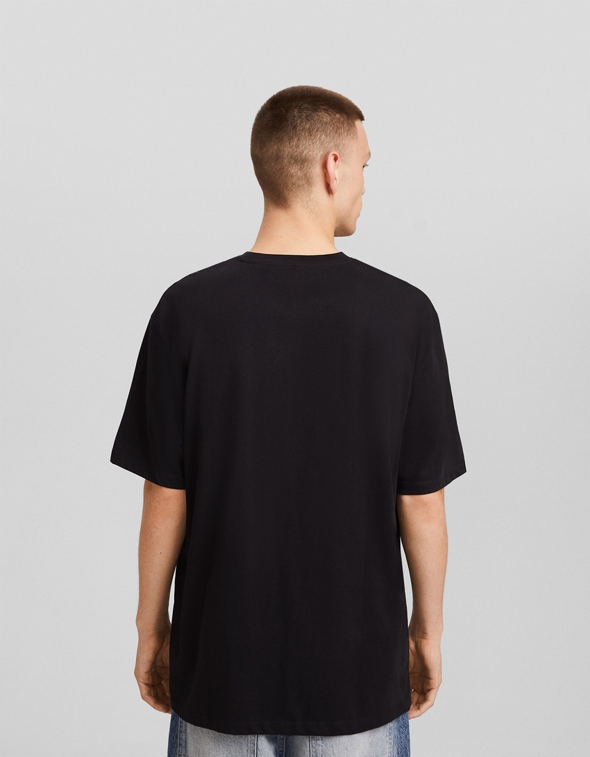 Camiseta Bershka Wearable Art com estampa e modelagem quadrada