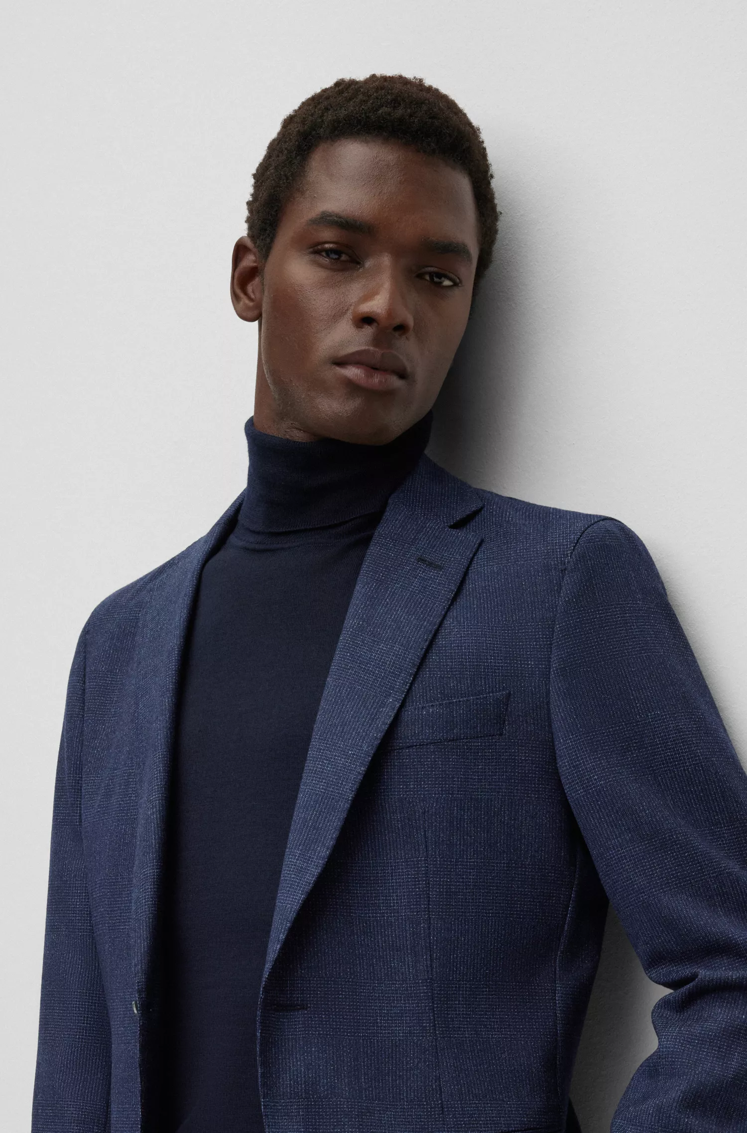 Terno BOSS preto slim fit em lã elástica xadrez.