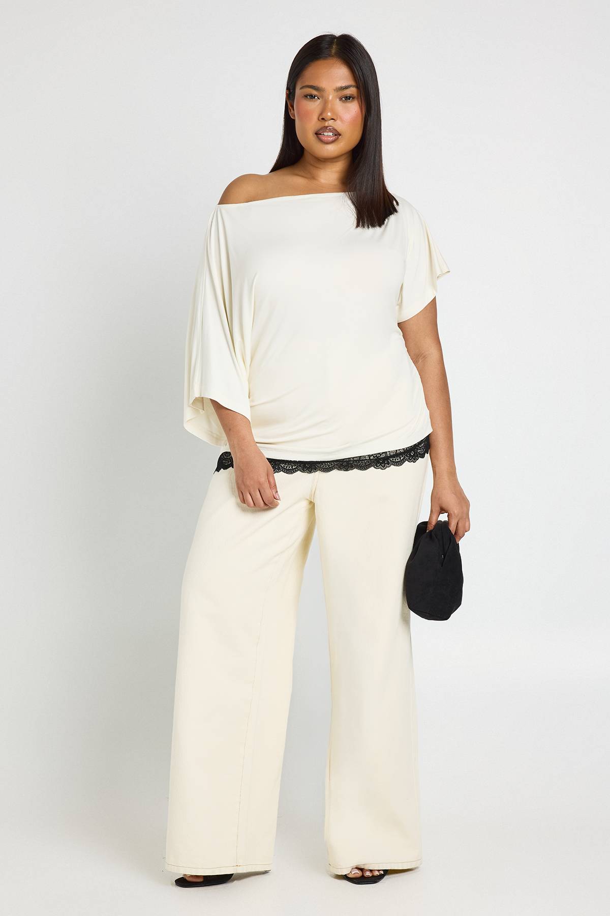 boohoo T-shirt Grande Taille À Épaule Dénudée Avec Finition En Dentelle