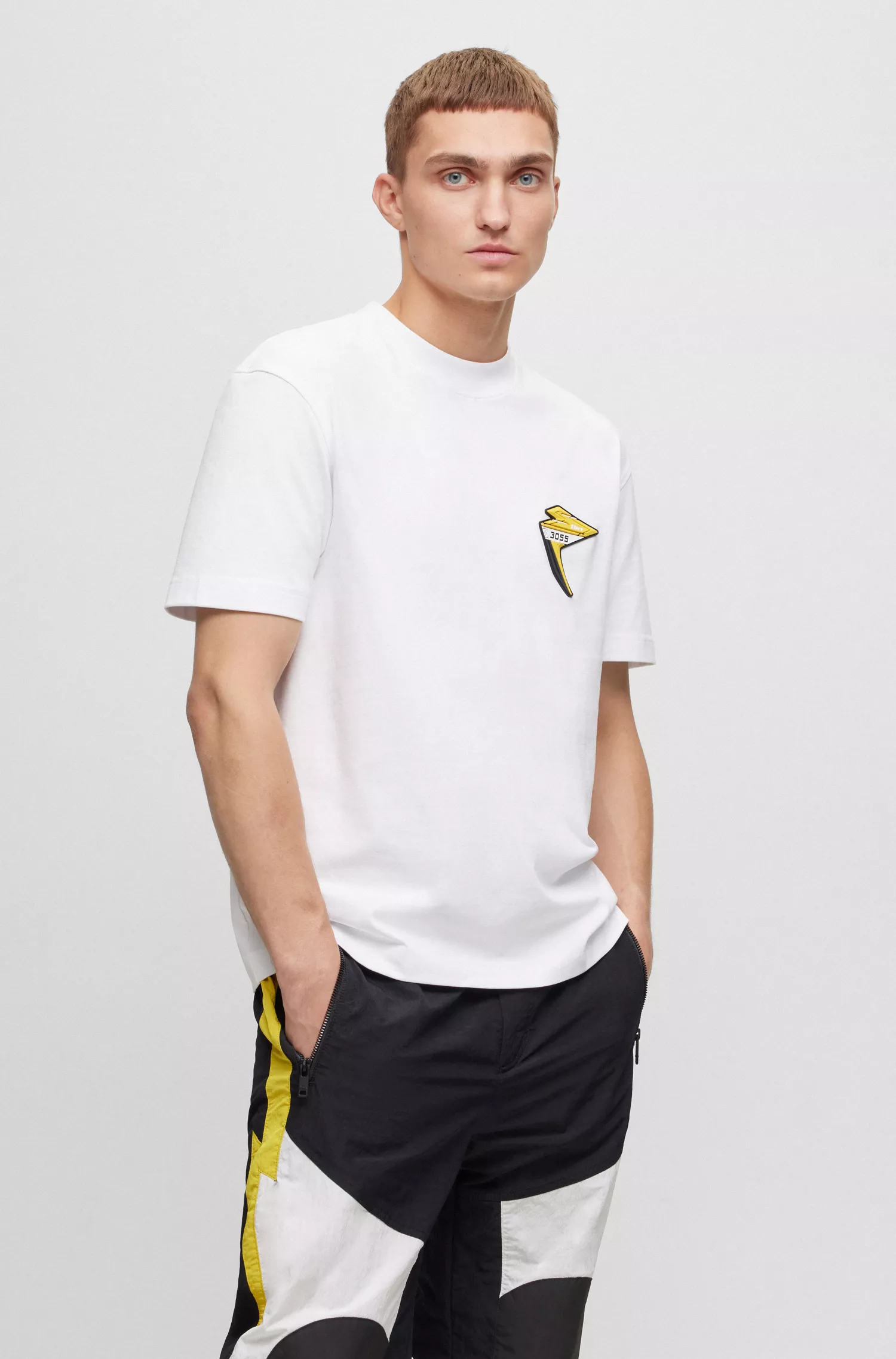 Camiseta BOSS laranja em malha de algodão com patch de logotipo inspirado em corridas.