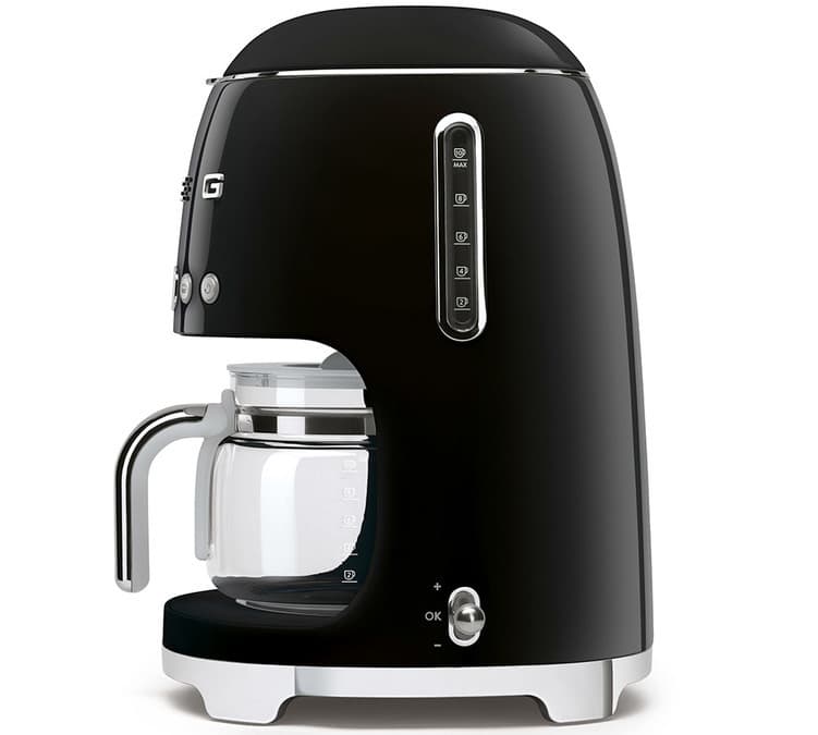 Cafetière SMEG filtre programmable - noire DCF02BLEU + offre cadeaux