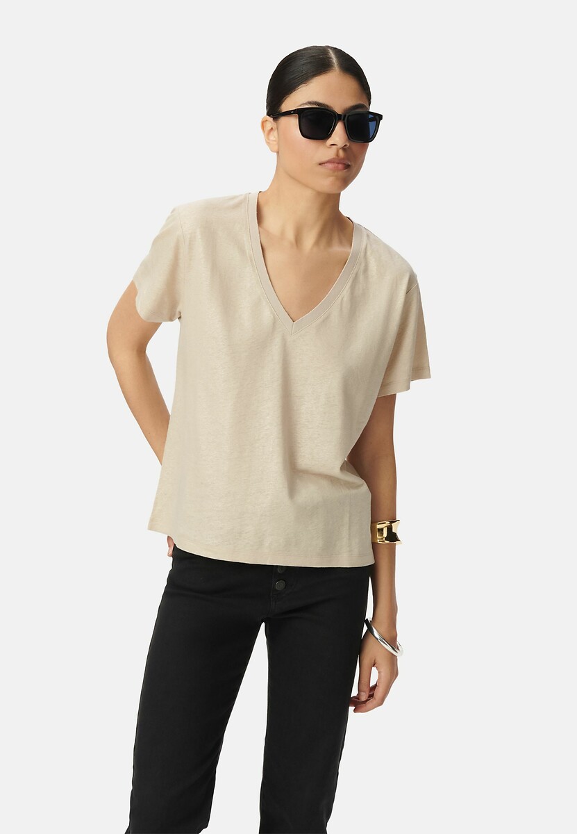 Camiseta IKKS em linho/viscose iridescente com decote em V e mangas curtas.