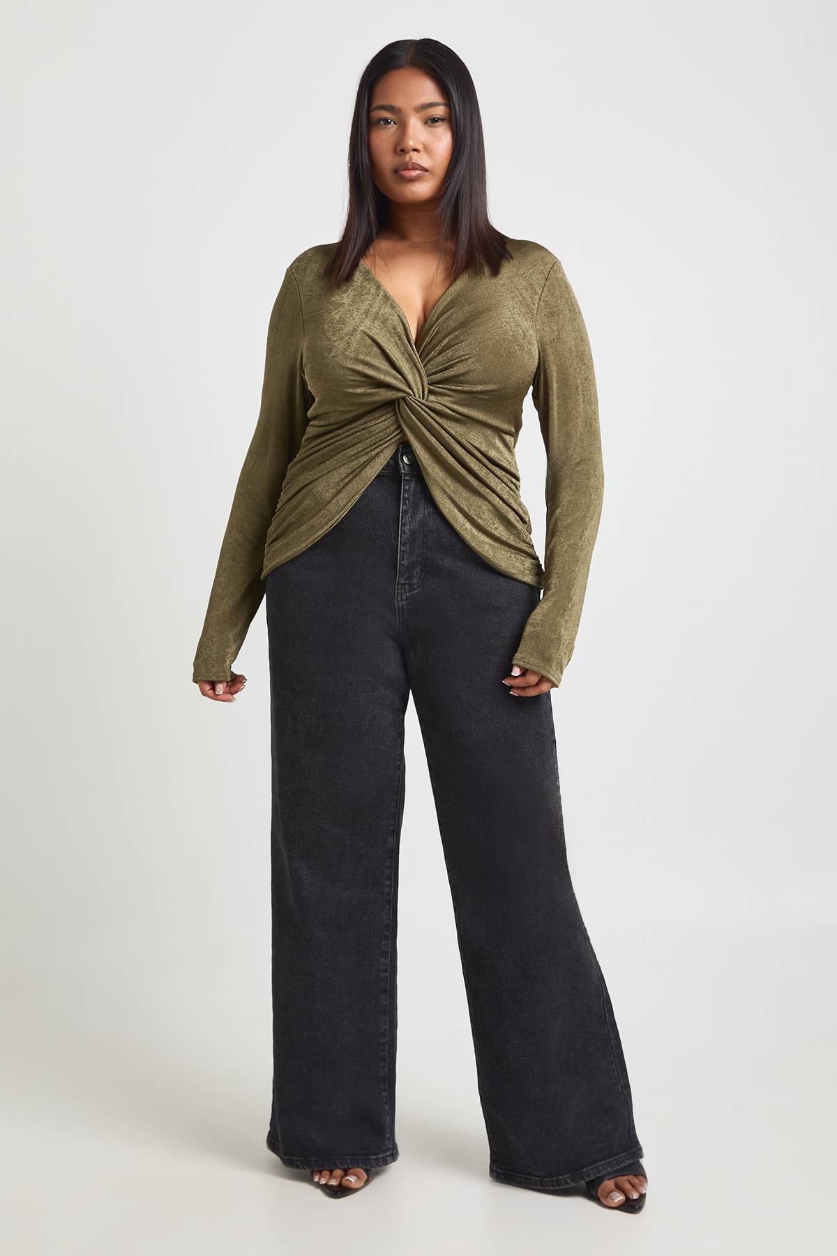 boohoo Haut Grande Taille À Manches Longues Avec Détail Noué
