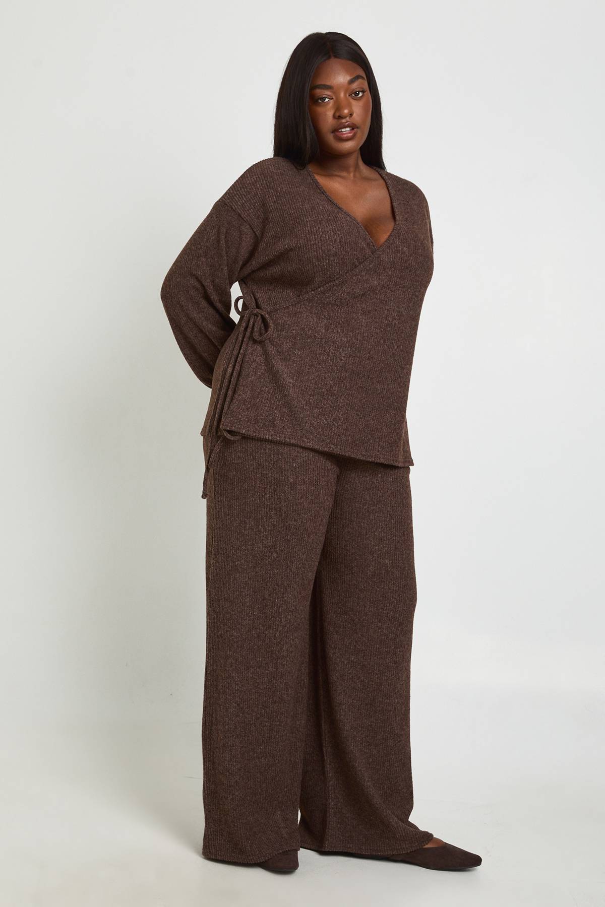 boohoo Ensemble Grande Taille Haut Cache-cœur Et Pantalon Large En Maille