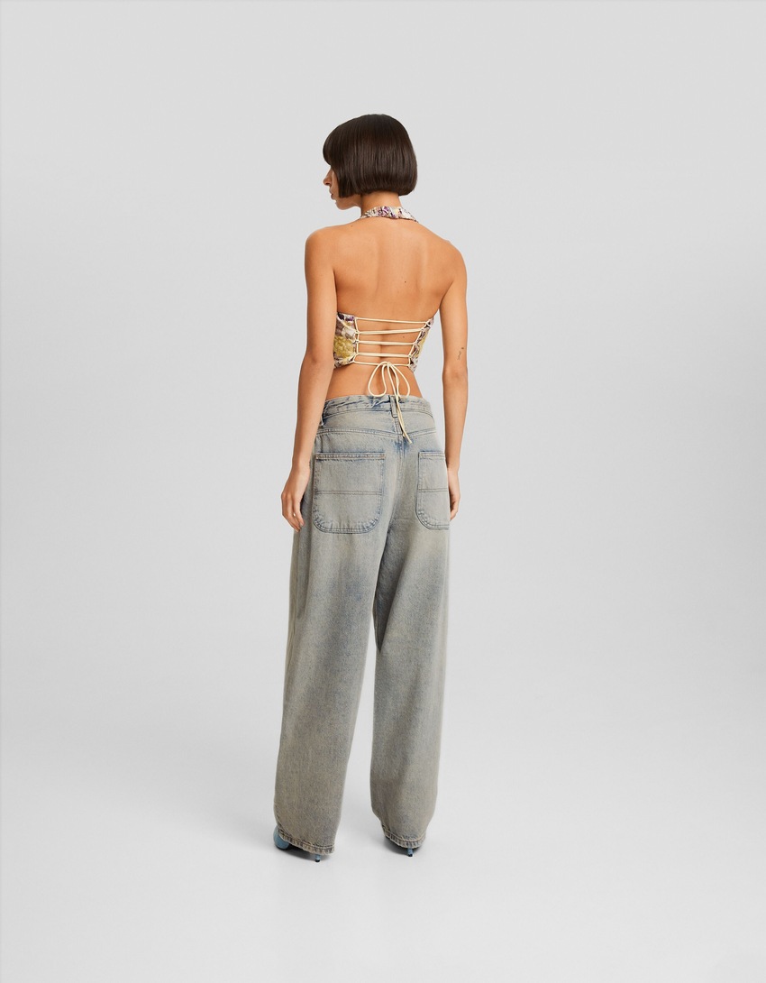 calça jeans estilo skater com efeito desbotado