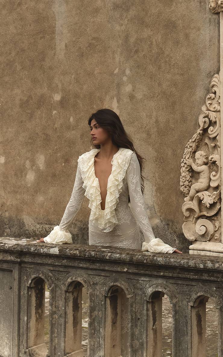 Crème Robe Maxi Drapée À Volants Extrêmes Et Détails De Manchettes En Dentelle Transparente Plt Label