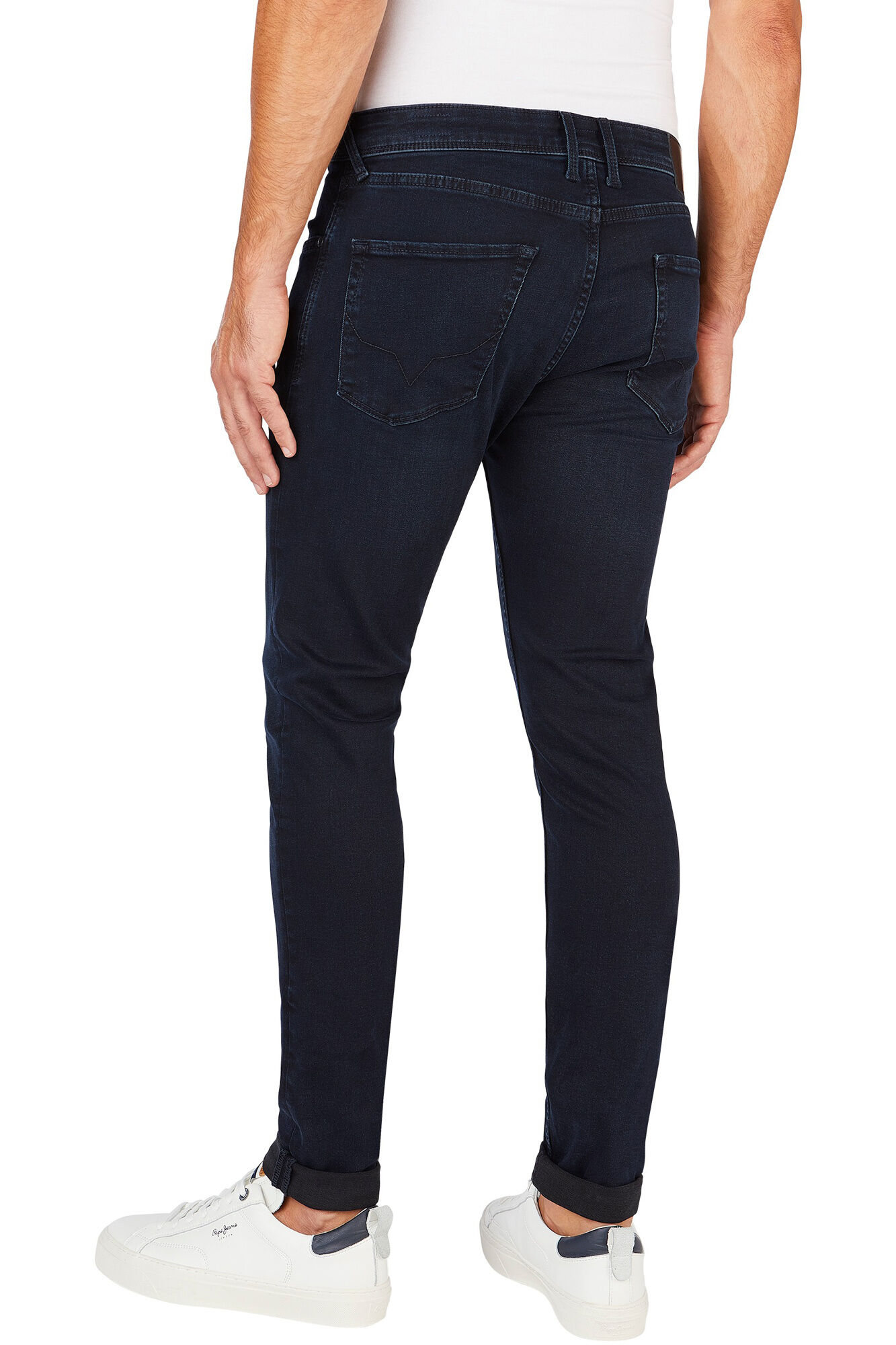 Foto de calça jeans skinny no banheiro