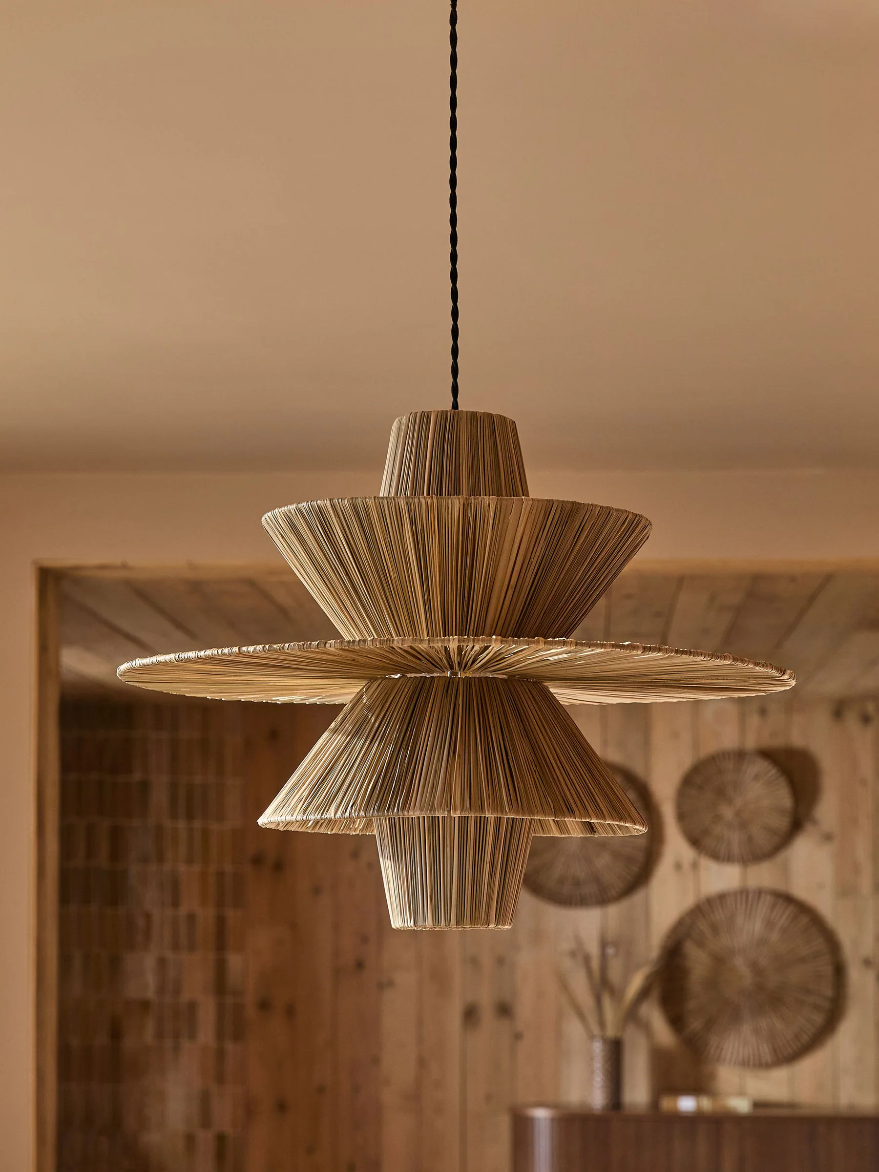 Rieten plafondlamp met gemakkelijk te monteren kap