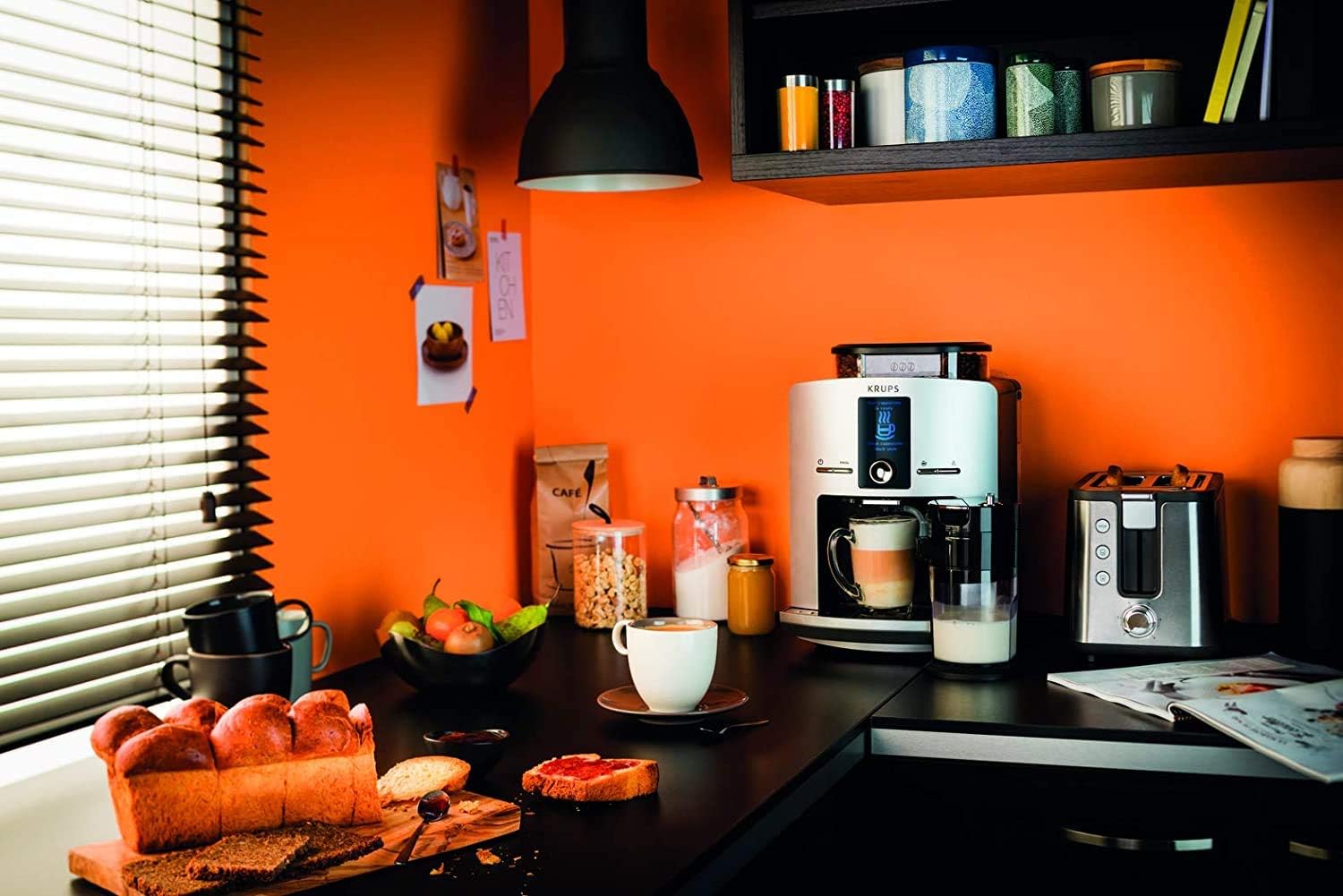 Krups Machine à café grain, 2 expressos simultanés, Ecran LCD, Cafetière espresso compacte, Nettoyage automatique, Buse vapeur pour Cappuccino, Essential noire YY8135FD, Noir