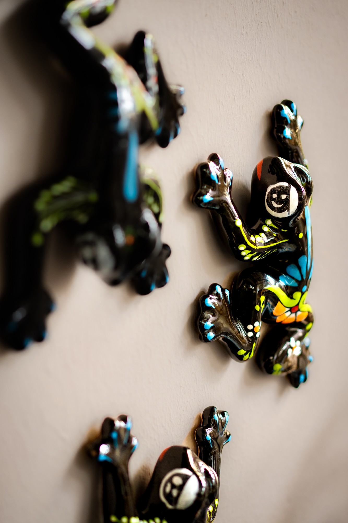 Keramik-Wandschmuck 'Frosch', schwarz, multicolor, H 28 cm, B 20 cm, L 5 cm günstig bestellen