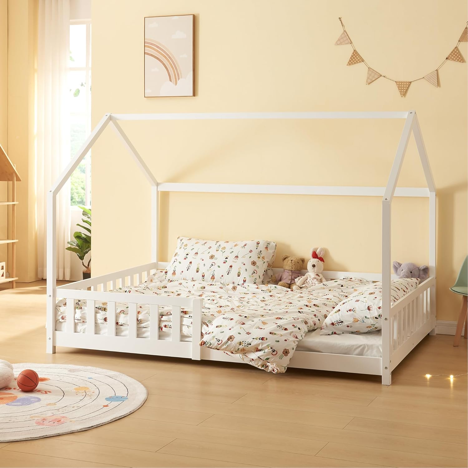 [en.casa] Kinderbett Hesel Hausbett Weiß 140 x 200 cm mit Rausfallschutz und Lattenrost Montessori Bodenbett Jugendbett Holzbett