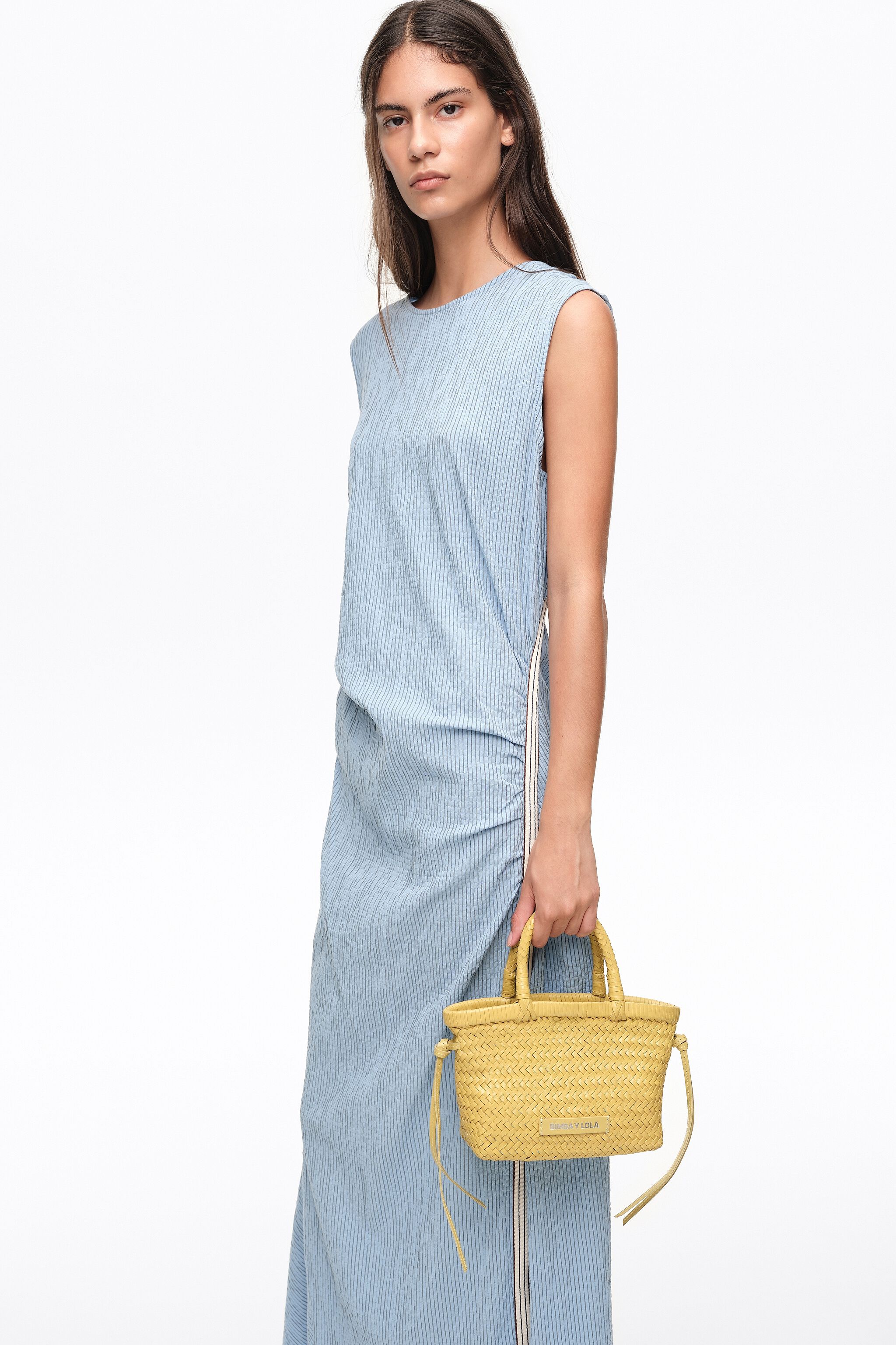 Bolsa pequena de couro trançado amarelo claro