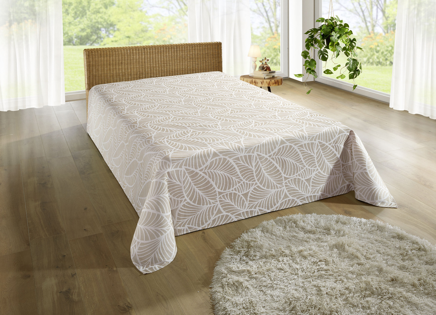 Tagesdecke und Kissenbezüge mit naturnahen Blättermotiven