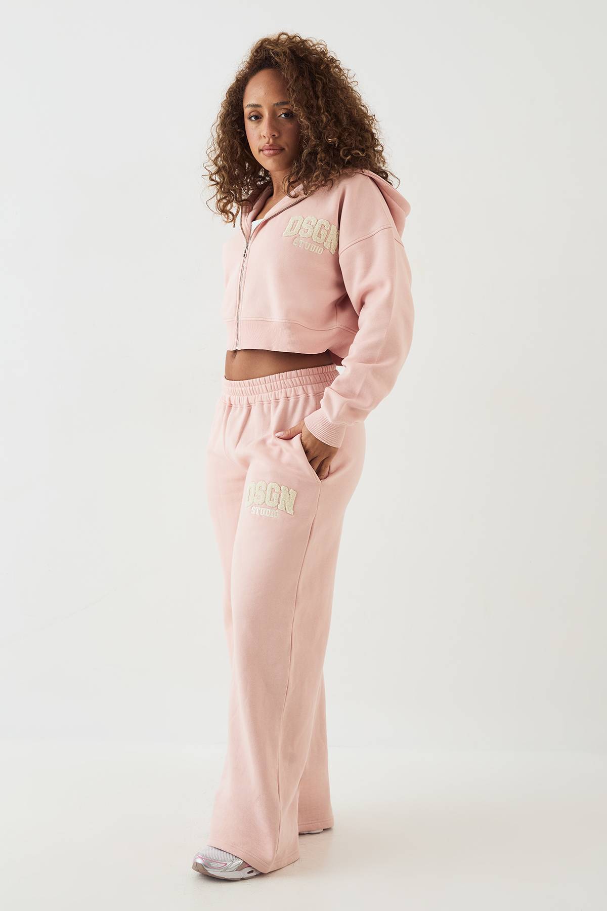 Jogging DSGN Studio en Tissu Éponge avec Appliqué Coupe Droite
