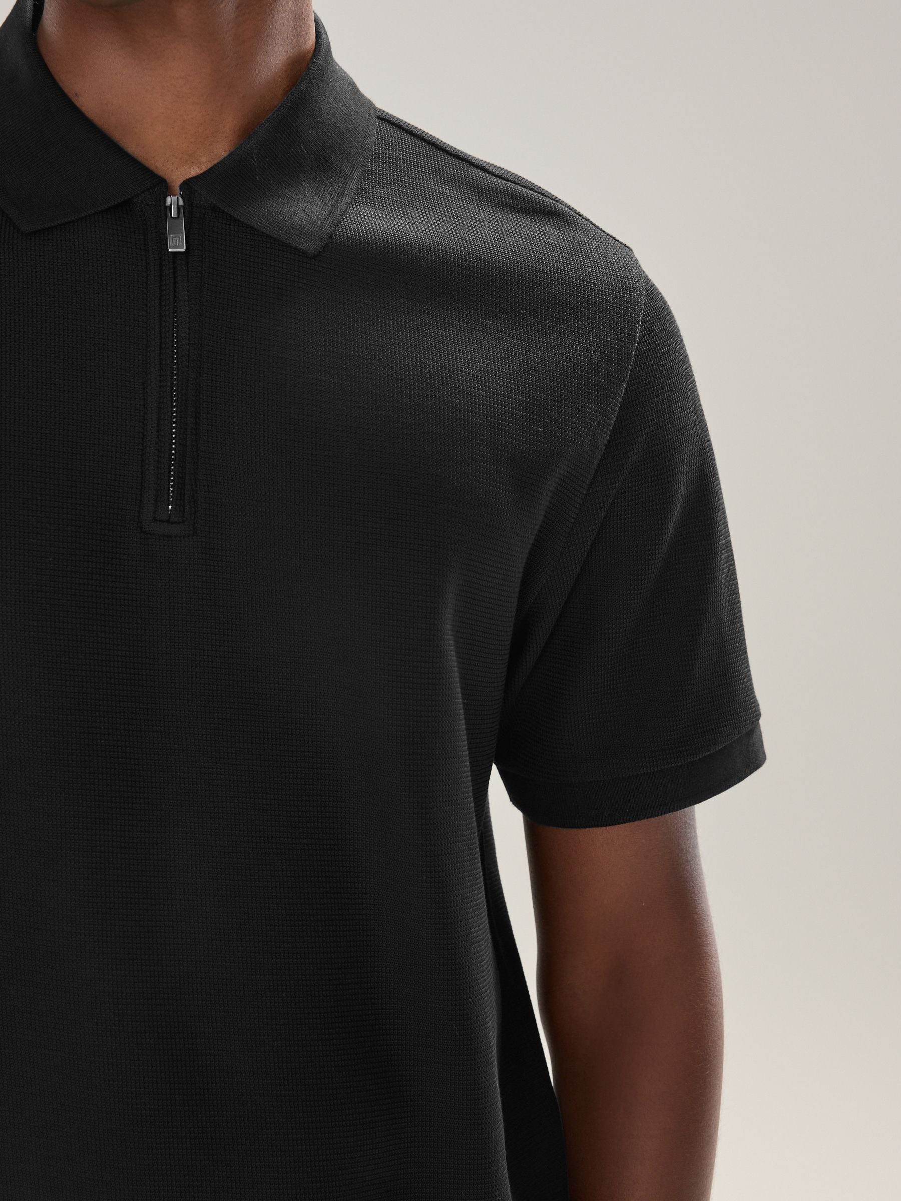 Zwart - Smart poloshirt met textuur en rits