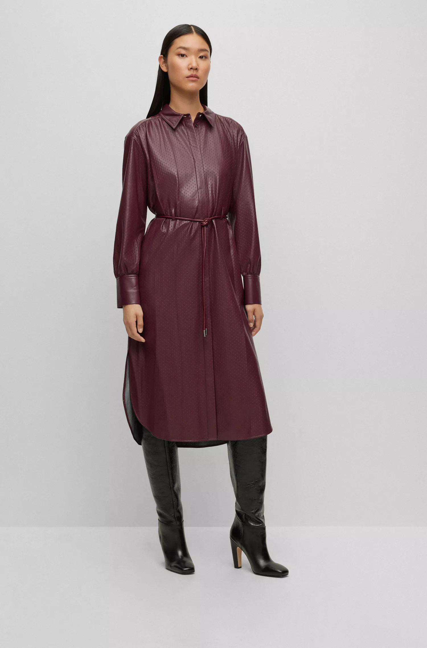 Vestido camisa BOSS preto, modelagem relaxada, em tecido texturizado.