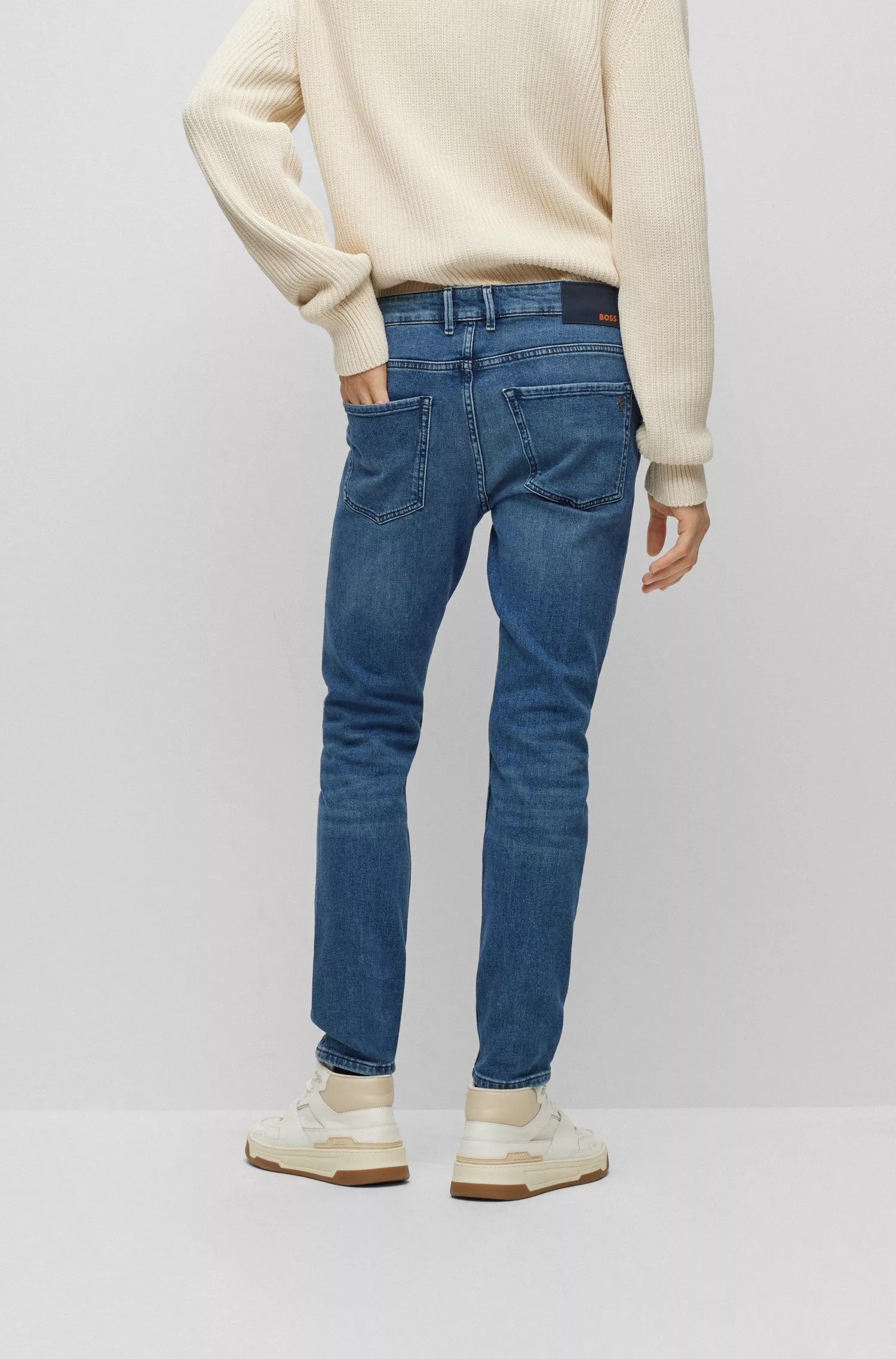 Calça jeans BOSS laranja, corte slim, em denim confortável e elástico na cor azul médio.