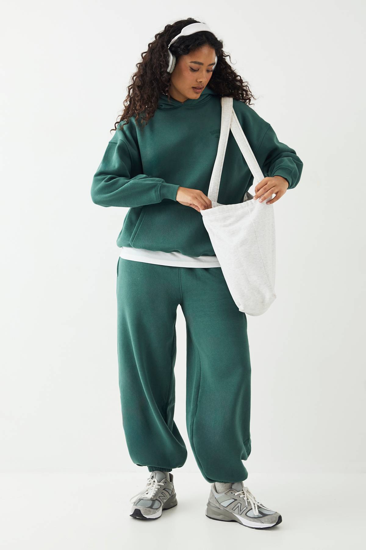 Jogging DSGN Studio Sport Training Club Coupe Oversize avec Chevilles Resserrées