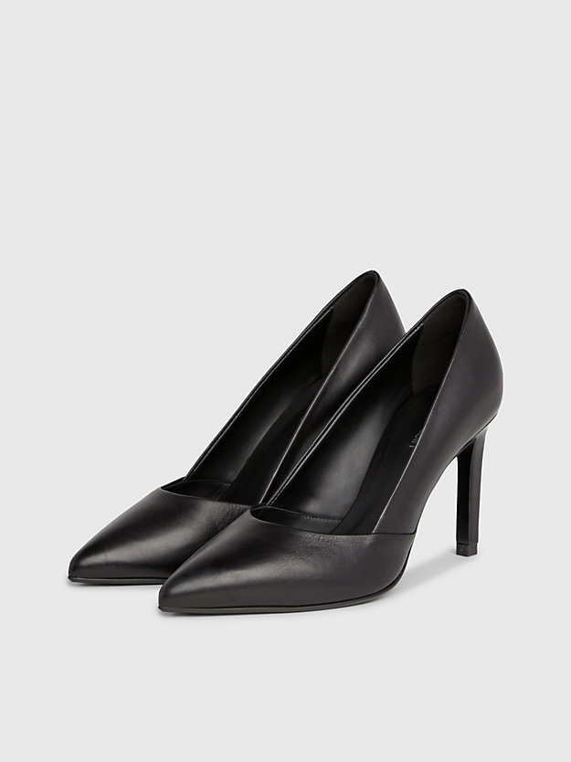 Sapatos de couro com salto agulha