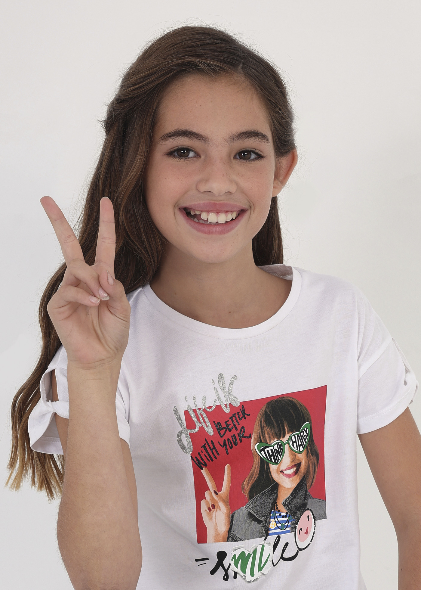 Camiseta de manga curta para meninas, feita de algodão sustentável.