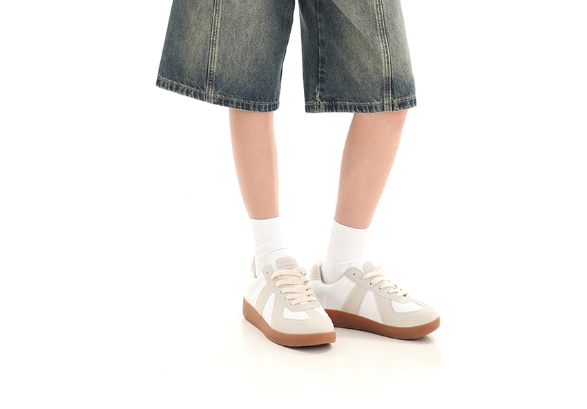 Elyou - Low Rise Washed Knielange Denim Shorts