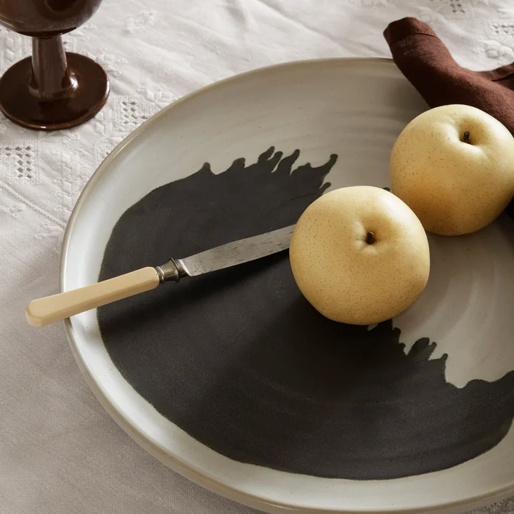 Ferm Living - Omhu Teller, medium, Ø 26,5 cm, off-white / charcoal