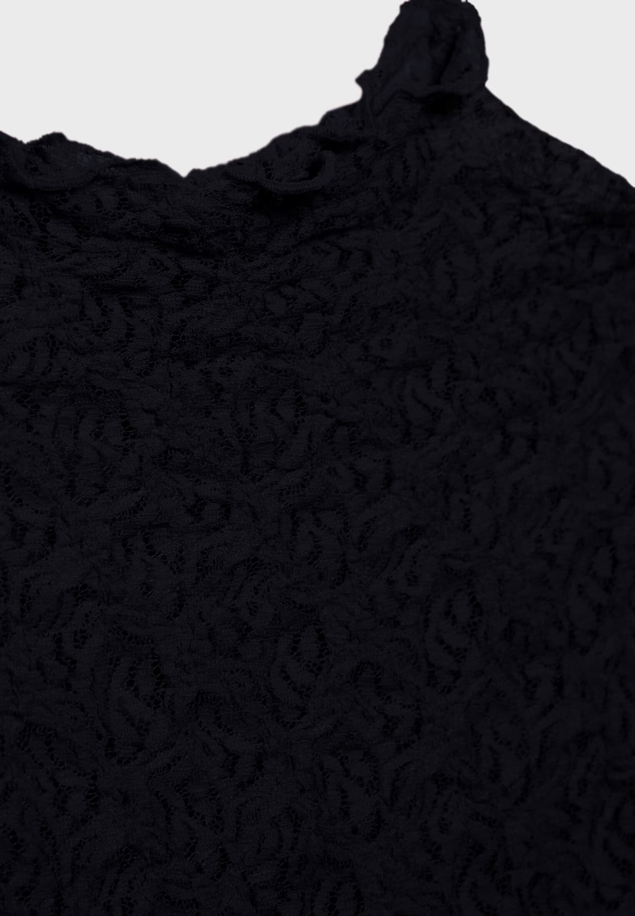 Blusa de gola alta com renda combinando