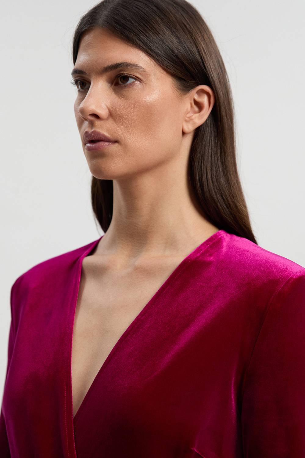 KarenMillen Robe Mini en Velours à Décolleté Plongeant et Basque en Taffetas à Manches Longues