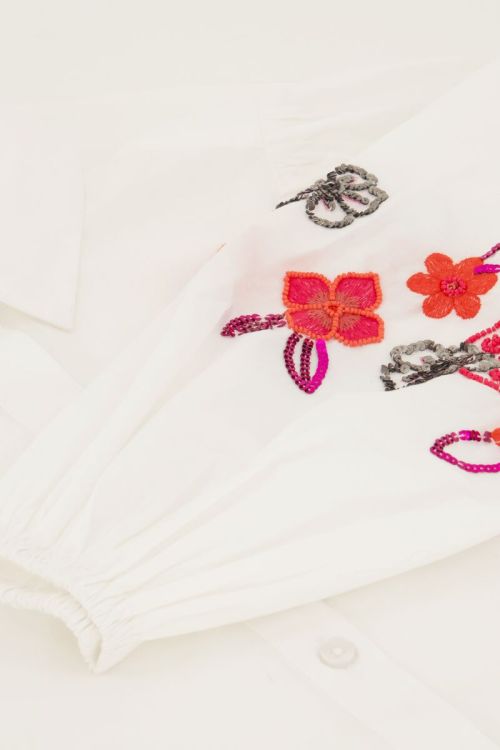 Witte blouse met roze kralen bloemen