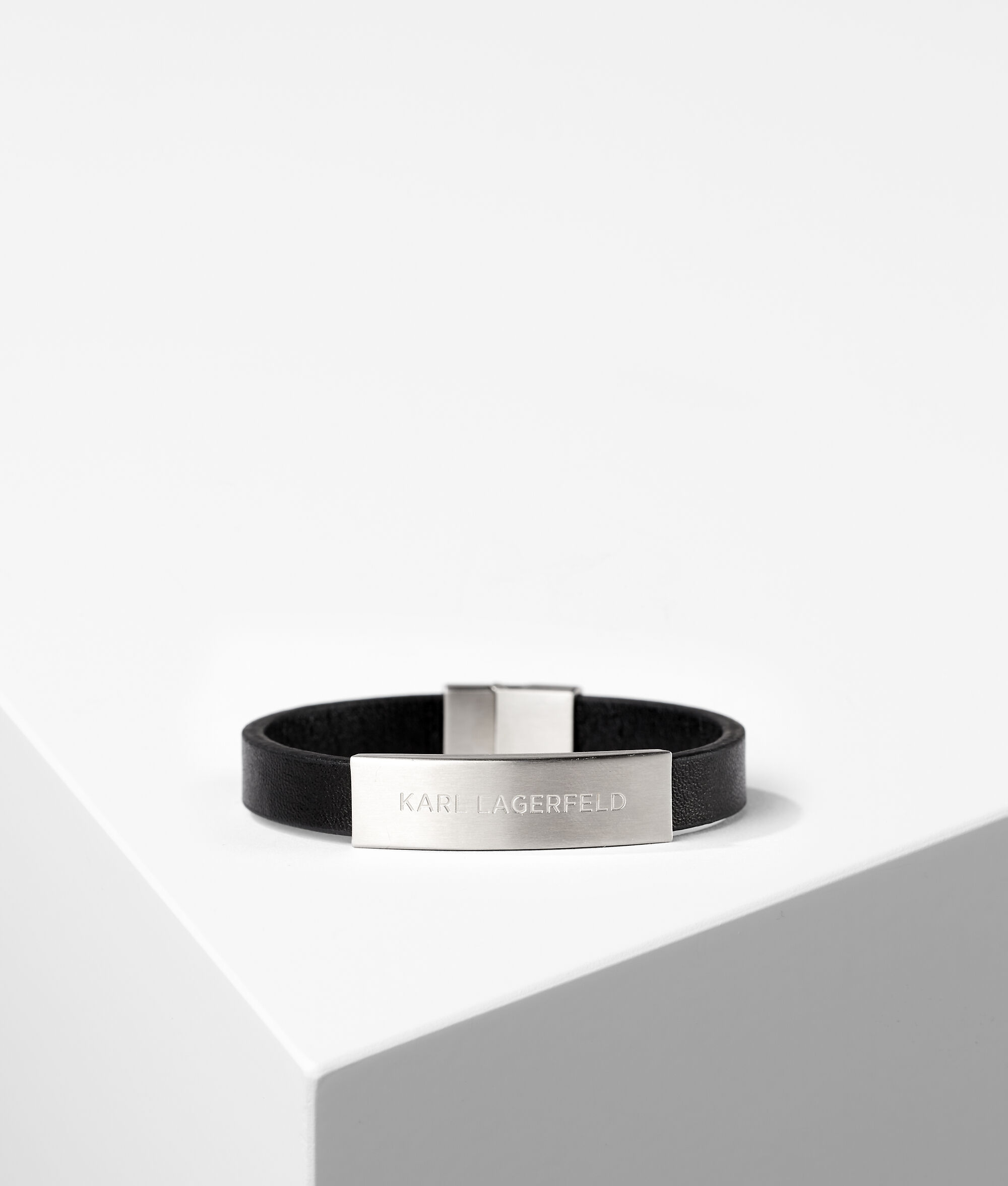 BRACELET AVEC PLAQUE EN CUIR K/ID