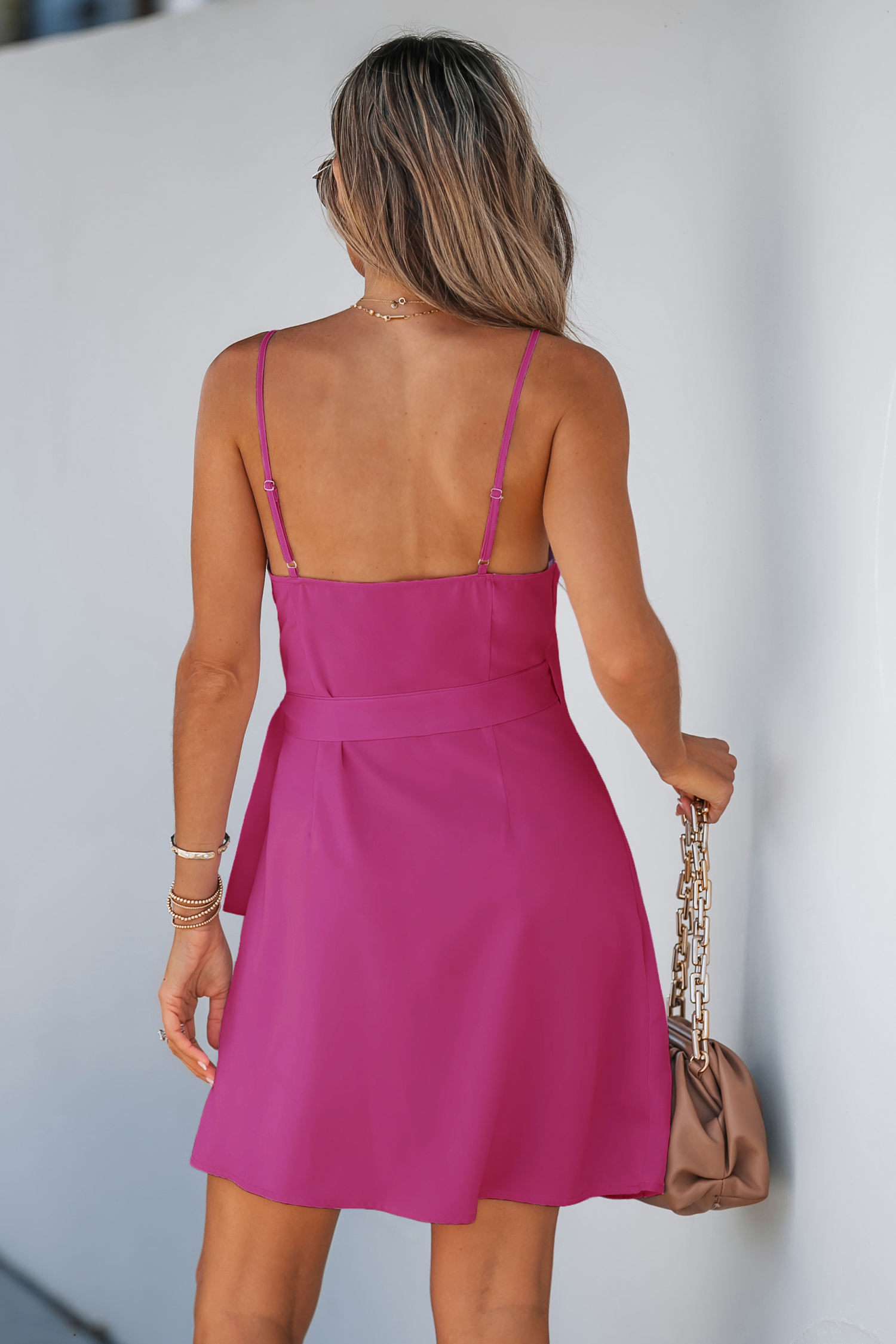 Robe mini à emballage et avec nœud rose vif