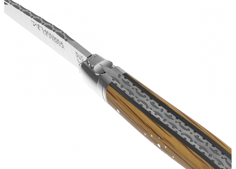 Couteau Laguiole prestige avec un manche en bois de chêne et mitres en acier inoxydable