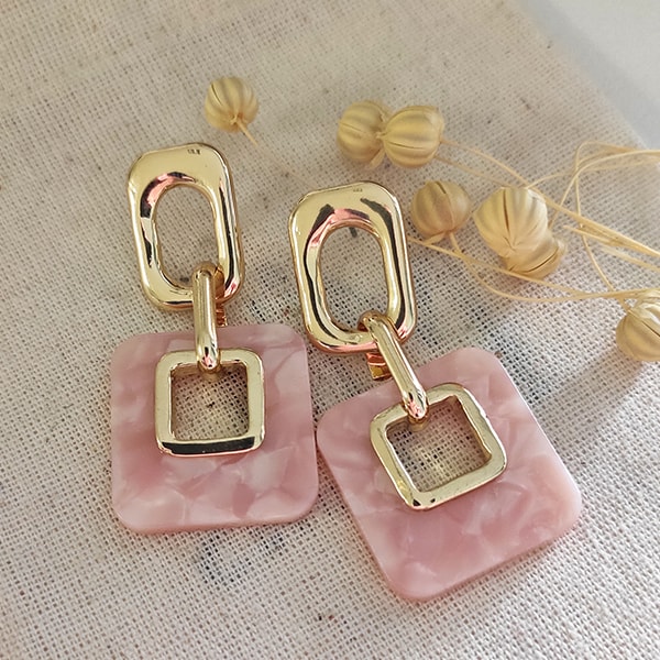 Boucles d'oreilles pendantes - Laiton plaqué or & émail rose