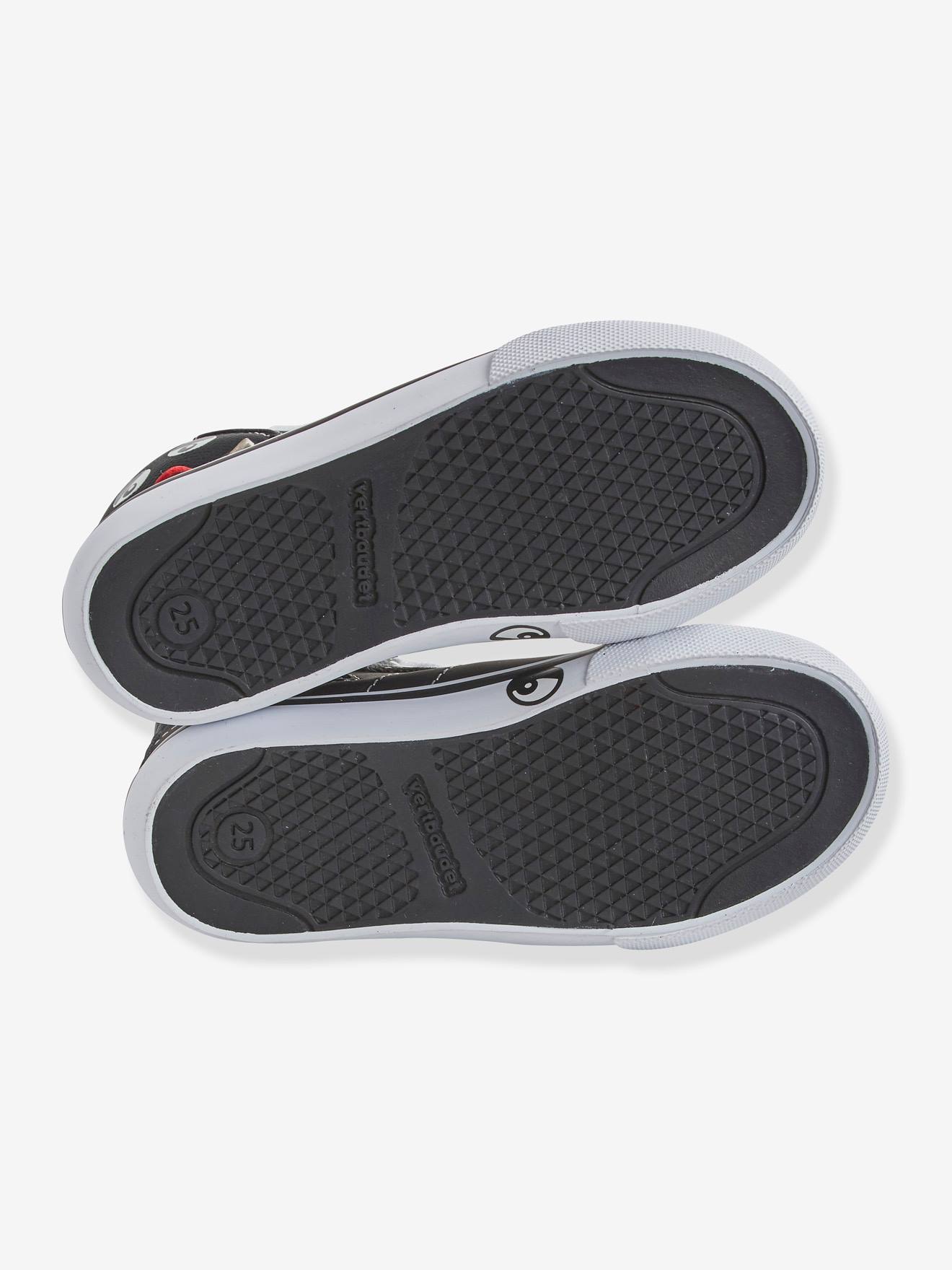 Tênis de cano alto para meninos, modelo especial com design diferenciado, preto liso com detalhes estampados.