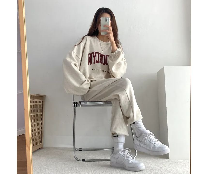 Bolgivy - Set: Sweatshirt met ronde hals en letters + Baggy joggingbroek met trekkoord in de taille