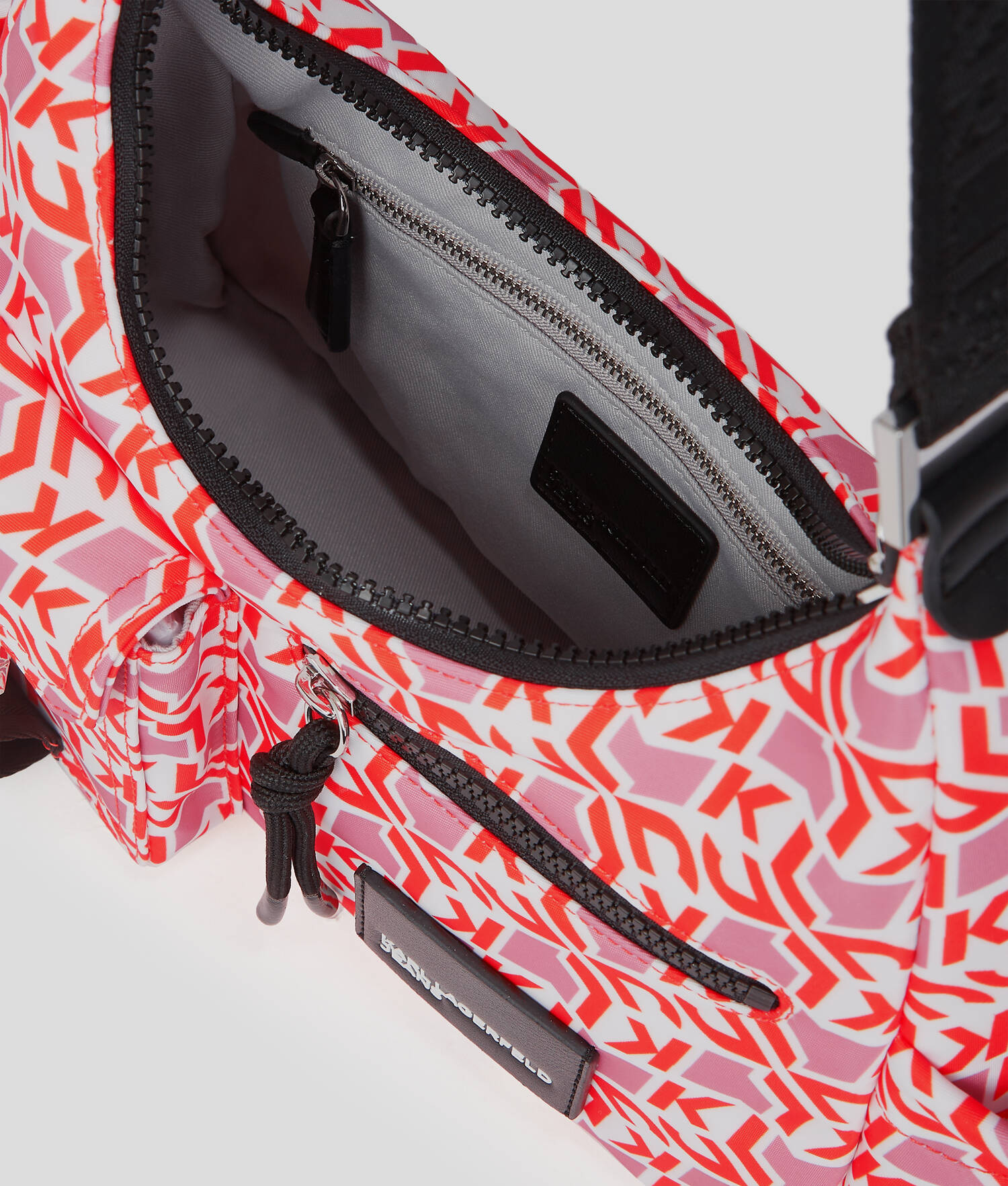 SAC PORTÉ ÉPAULE EN NYLON FONCTIONNEL MONOGRAM - Monogramme rouge sur toute la surface