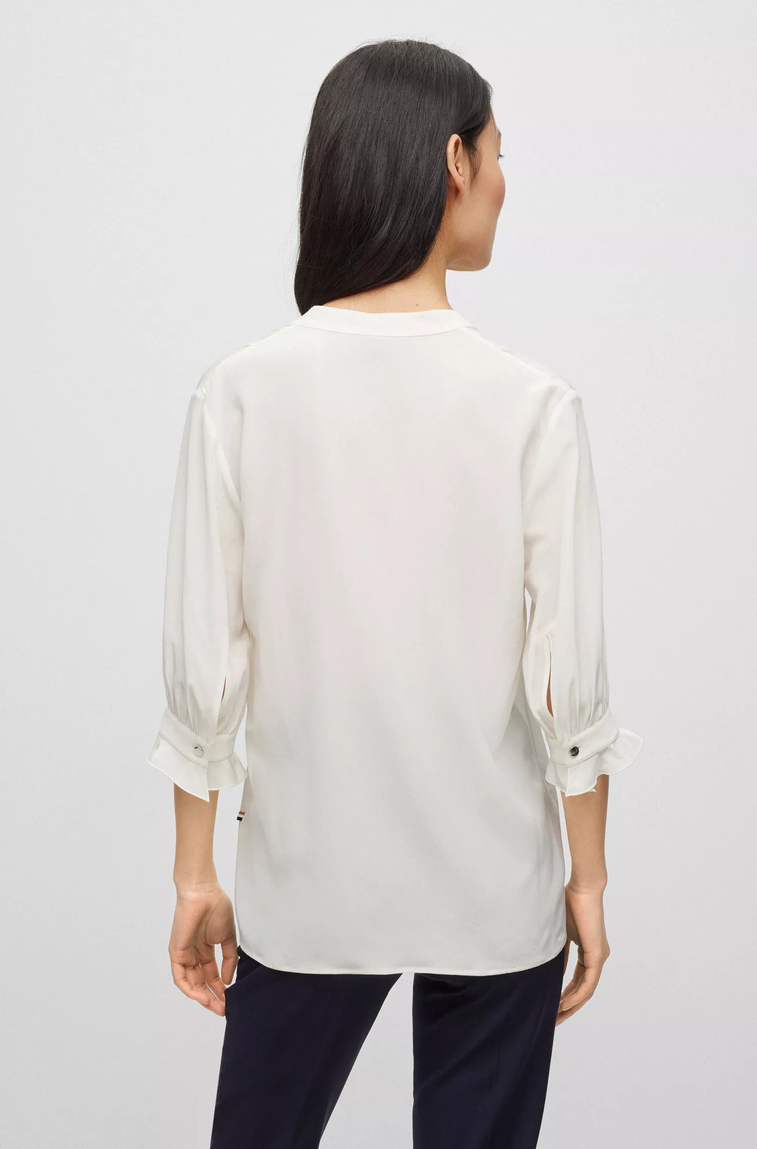 Blusa BOSS preta de corte regular em pura seda com pregas frontais.