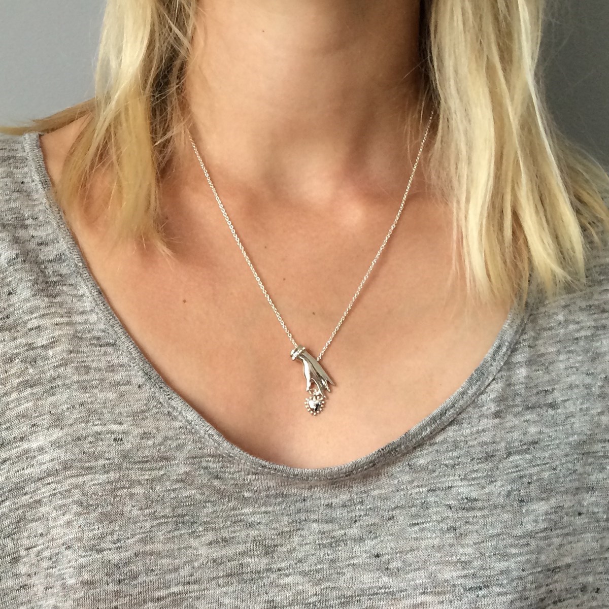 Collier argent coeur et main