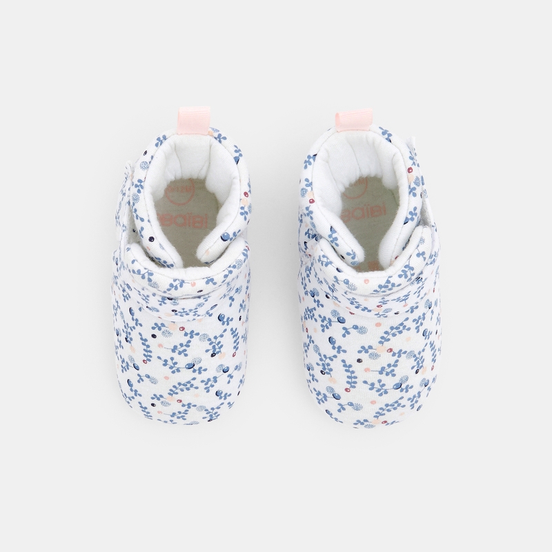 Chaussons valise maternité fleuris blancs naissance