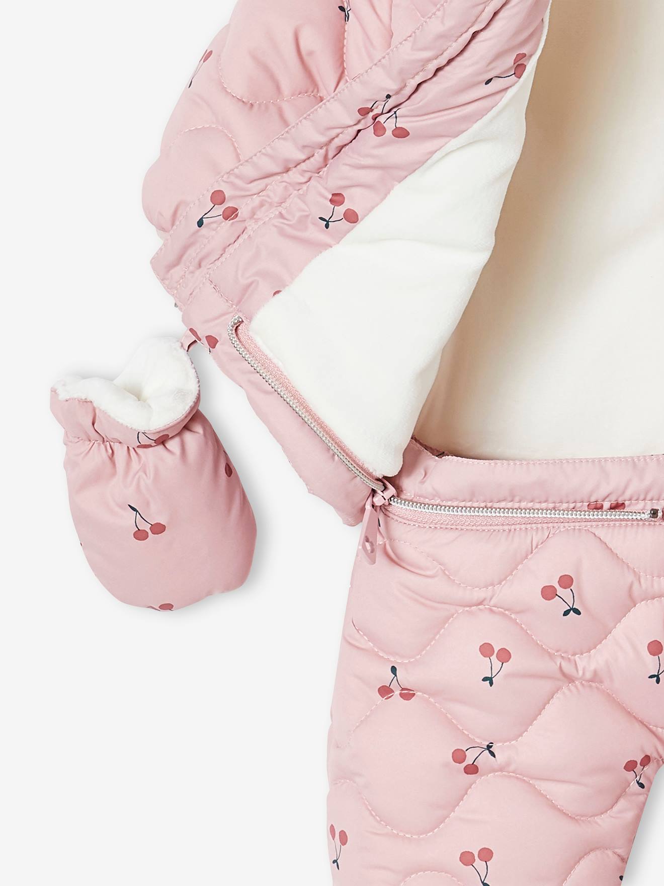 Macacão infantil 2 em 1 na cor malva com luvas e pantufas.